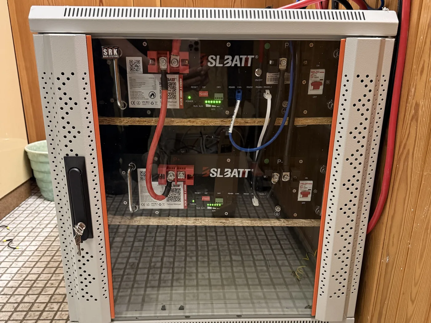 SLBATT-Batteriespeicher mit rund 10 kWh im Rack-Schrank